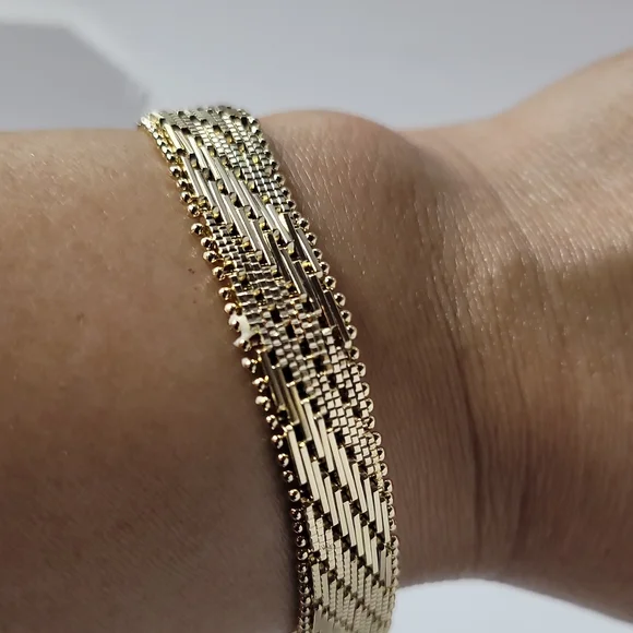 It is an elegant gold-plated bracelet that is waterproof, sweatproof, and chlori - Picture 2 of 4